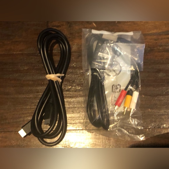 Xbox 360 Console Bundle with Kinect - Picture 9 of 10